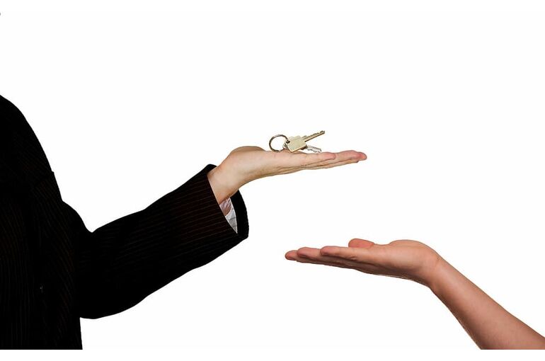 real-estate-agent-sale-home