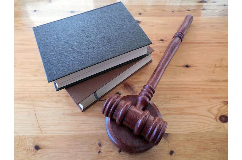 hammer-books-law-court (1)